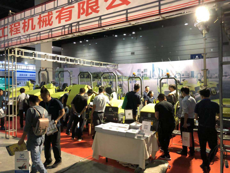 山東思拓瑞克工程機(jī)械有限公司參加無錫建機(jī)展會(huì)交流溝通并獲獎(jiǎng)留念