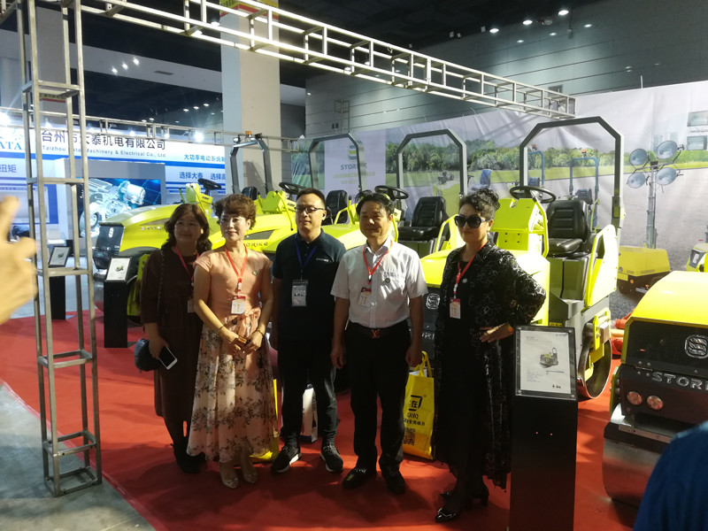 山東思拓瑞克工程機(jī)械有限公司參加無錫建機(jī)展會(huì)交流溝通并獲獎(jiǎng)留念