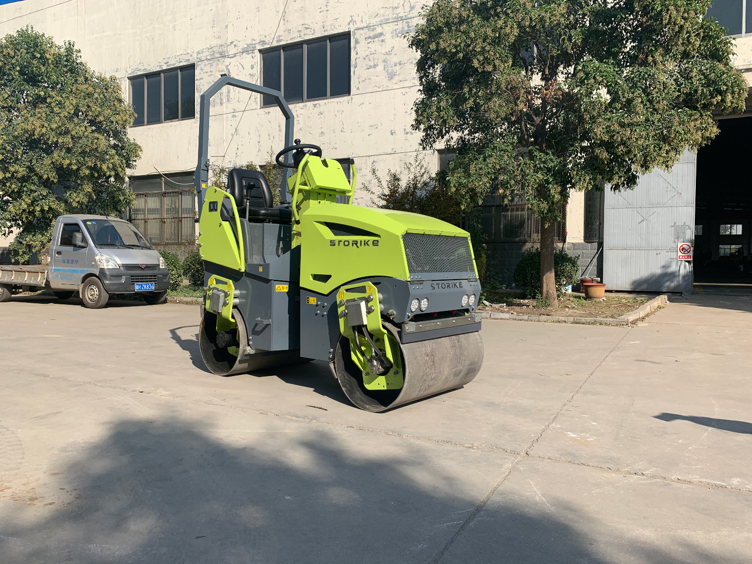 壓路機在大灣區建設施工過程中對瀝青路面進行壓實作業時應注意哪些？