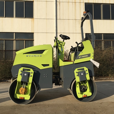 如何操作小型座駕式壓路機？