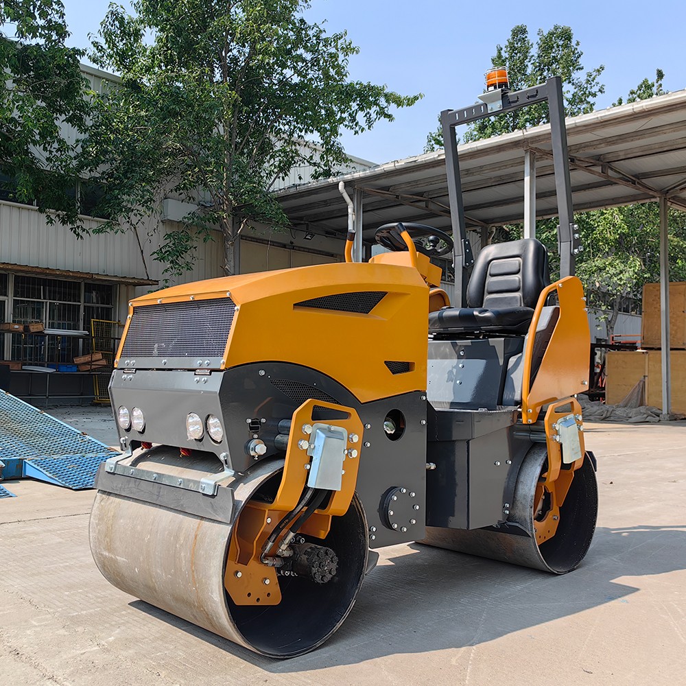 敞篷、雙振……它是小型壓路機(jī)中的“銷量擔(dān)當(dāng)”！思拓瑞克ST2500雙驅(qū)雙振壓路機(jī)