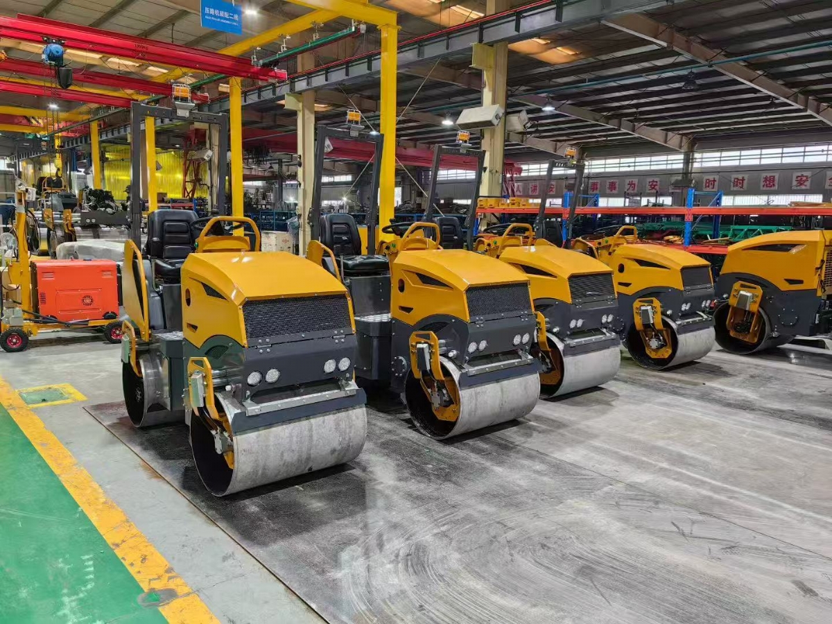 山東思拓瑞克公司7臺(tái)雙鋼輪座駕壓路機(jī)出口西班牙加泰羅尼亞區(qū)首府巴塞羅那