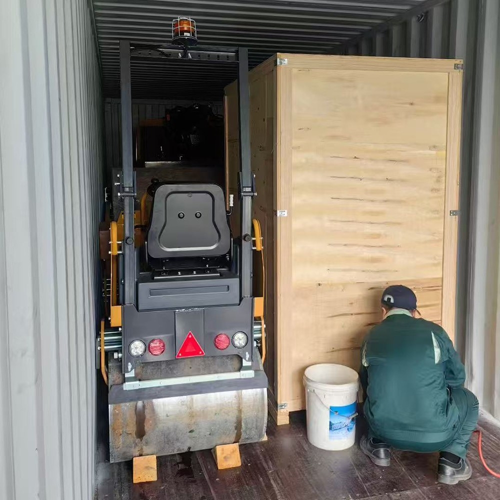 山東思拓瑞克公司8臺(tái)雙鋼輪座駕壓路機(jī)出口德國(guó)首都柏林市