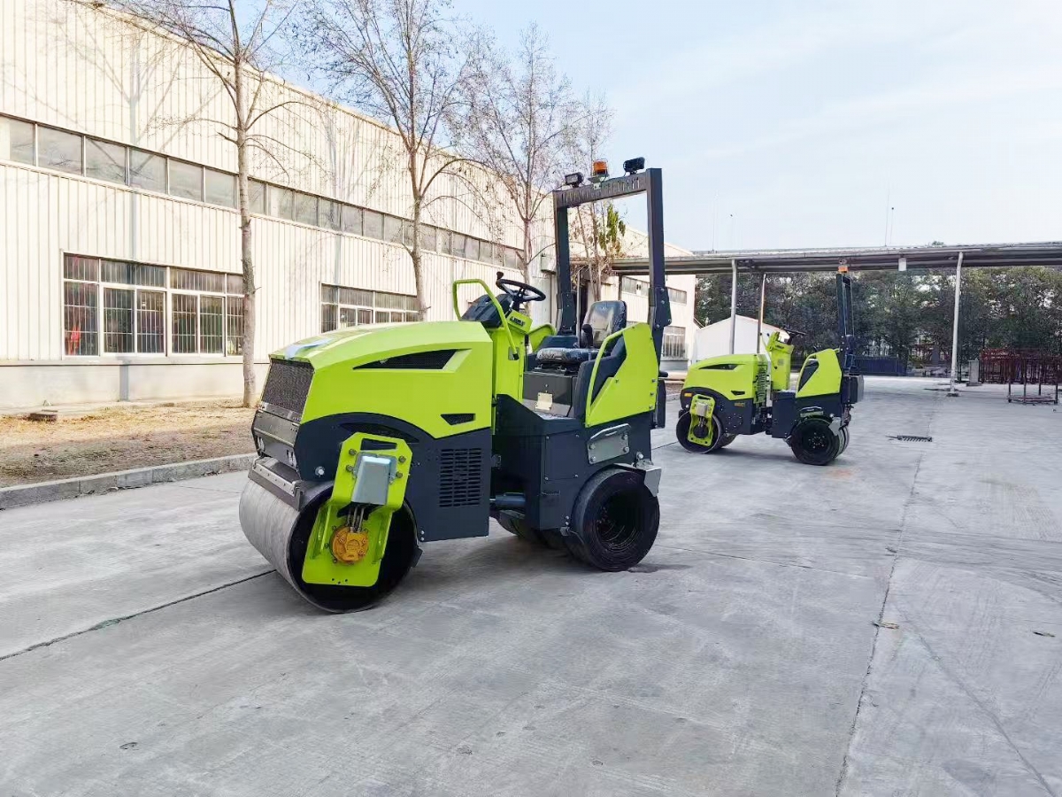 山東思拓瑞克公司8臺(tái)雙輪鋼膠輪座駕壓路機(jī)出口德國(guó)法蘭克福市