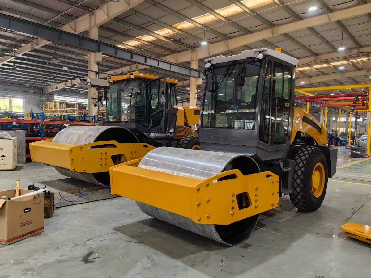 山東思拓瑞克公司17臺(tái)中大型雙輪壓路機(jī)出口英國(guó)伯明翰